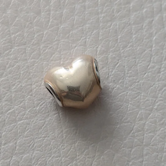 Glittering hearts of pandora charm clearance